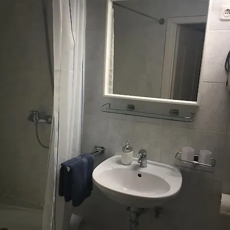 Anna Vendeghaz Проживання в сім'ї Еґер