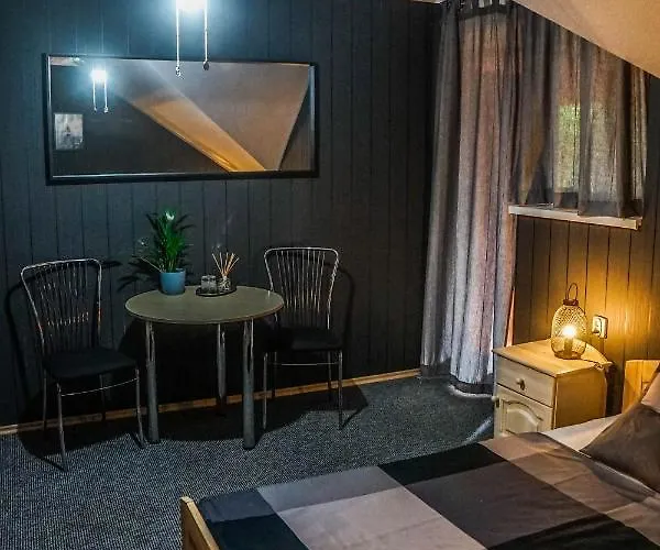 Anna Vendeghaz Проживання в сім'ї Еґер